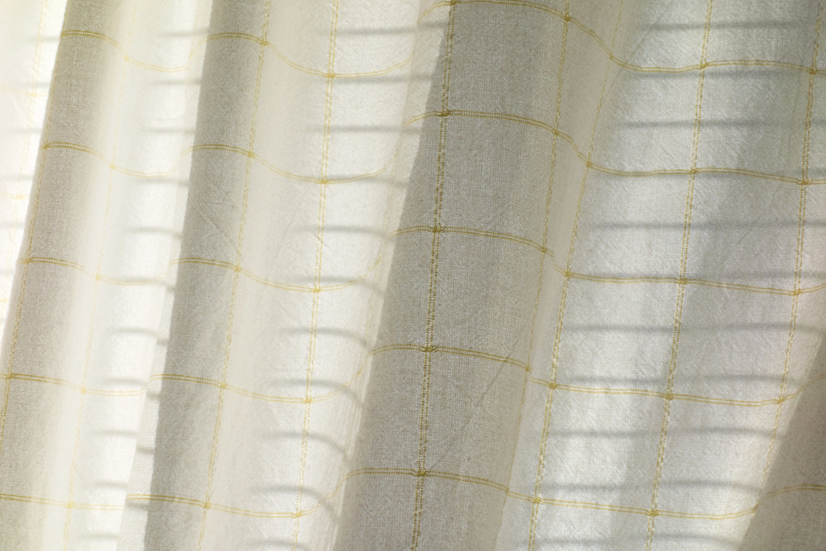 Lumiere d'ete sur rideau blanc